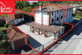 Ampia BIFAMILIARE con terreno a Castello di Porpetto